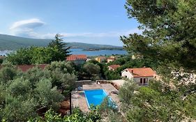 Lili Apartments, Sv Dunata 18